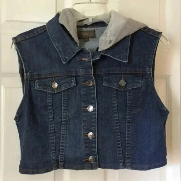 Woman Juniors CHIQLE blue Denim Gray Hoodie Sleeveless Jean Vest Sz Large EUC - Picture 1 of 3